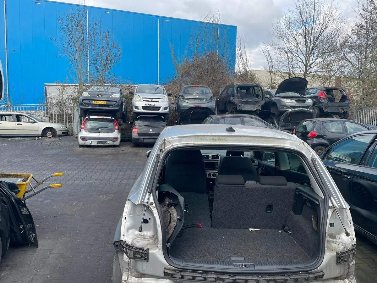 Overzicht van ons sloopterrein met opgehaalde sloopauto's