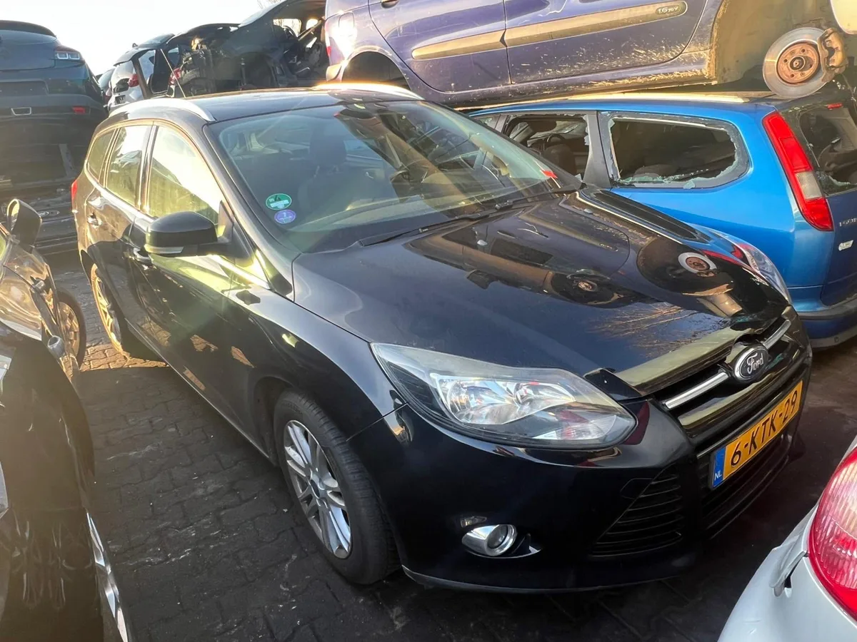 Opgehaalde Ford Focus sloopauto met Nederlands kenteken
